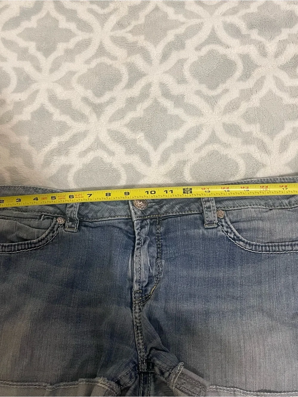 Silver Suki Women’s Denim Shorts Size 31/32 Blue Cuffed Stretch Low Rise Y2K - Picture 8 of 10